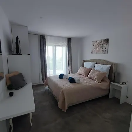 Mariella Villa *